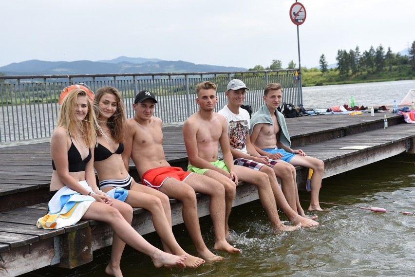 Stary Sącz. Na „Stawach” coraz więcej kąpiących, bo dopisuje pogoda [ZDJĘCIA]