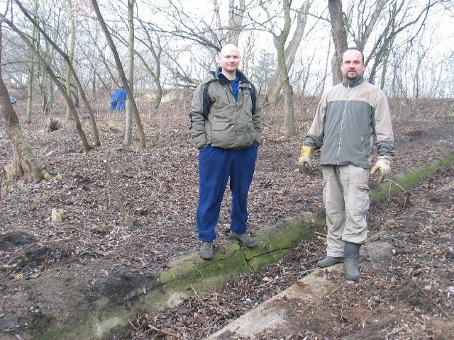 Bartosz Ławrowski i Leszek Dubienko to działacze "Zwiedzaka&#8221;, którzy po kilka godzin dziennie własnymi rękami oczyszczają teren byłej fabryki barek.