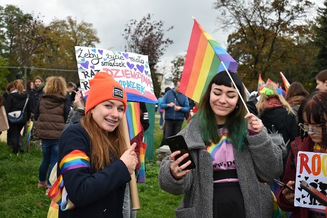 Około stu samorządów w całej Polsce w 2019 roku uchwaliły Samorządowe Karty Praw Rodziny lub inne deklaracje, które stały w sprzeczności z ideologią gender i dyskryminowały środowiska LGBT.
