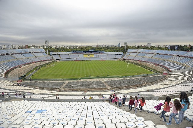 Estadio Centenario, Montevideo (1930). Liczba miejsc: 76 609. To właśnie na tym stadionie Urugwajczycy pokonali Argentynę i wygrali tym samym pierwsze mistrzostwa świata w historii.