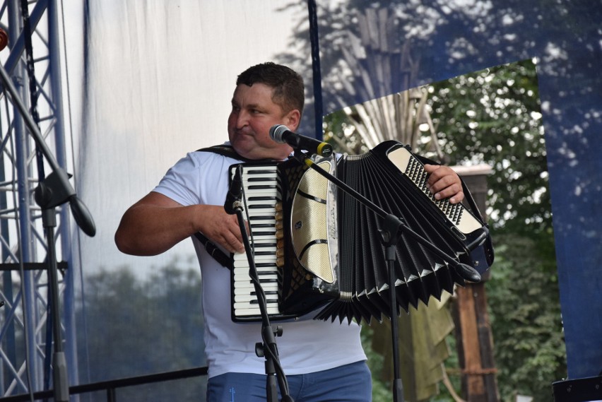 Szymbark. XV Panorama Kultur. W skansenie głośno gra muzyka, jest mnóstwo ludzi, są stoiska z rękodziełem, gospodynie częstują pysznościami