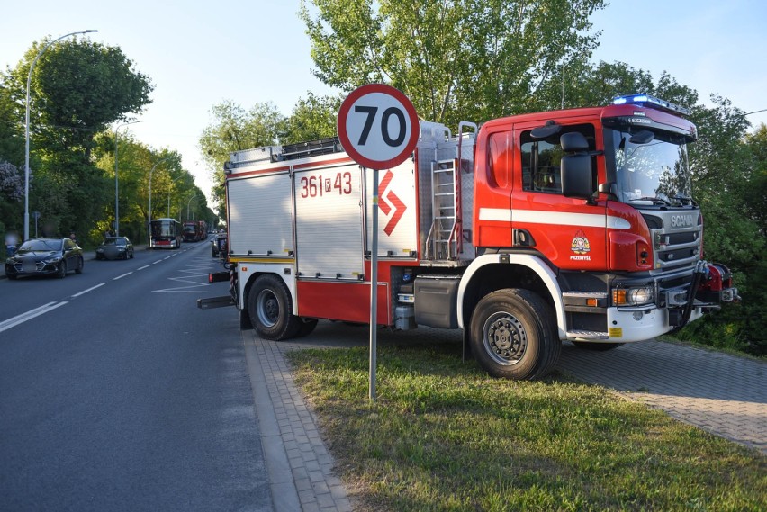 Wypadek w Przemyślu. Kierujący fordem uderzył w tył ciężarówki. Ranny mężczyzna trafił do szpitala [ZDJĘCIA]