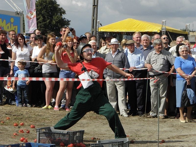 - Jak w pracy nuda, to weźmie się pomidora i koledze się...