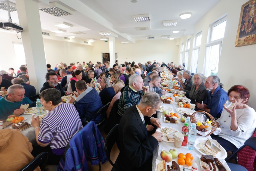Ubodzy z Rzeszowa zjedli wspólnie wielkanocne śniadanie. To inicjatywa Caritas [ZDJĘCIA]