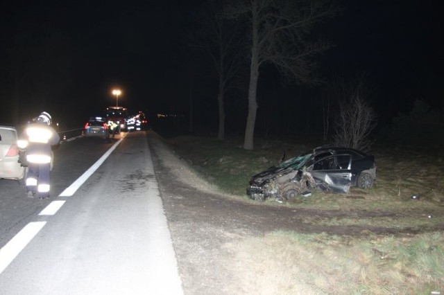 Opel astra wylądował w przydrożnym rowie na krajowej "siódemce&#8221;.