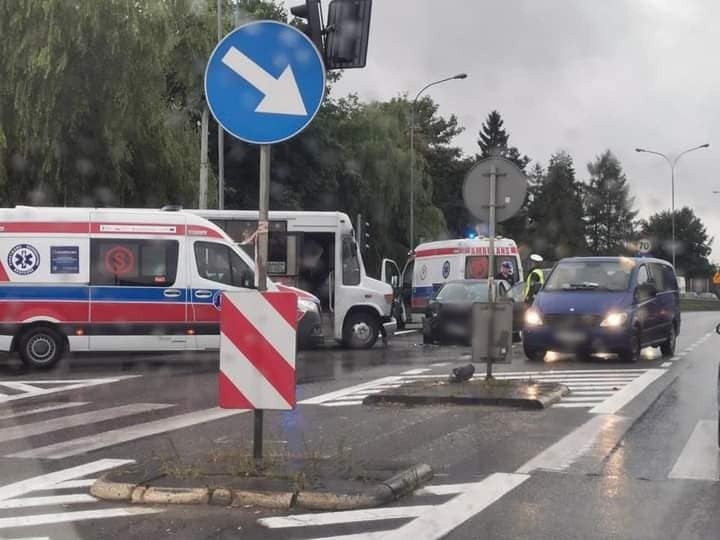 Zderzenie busa z samochodem osobowym. Są utrudnienia w ruchu [ZDJĘCIA]