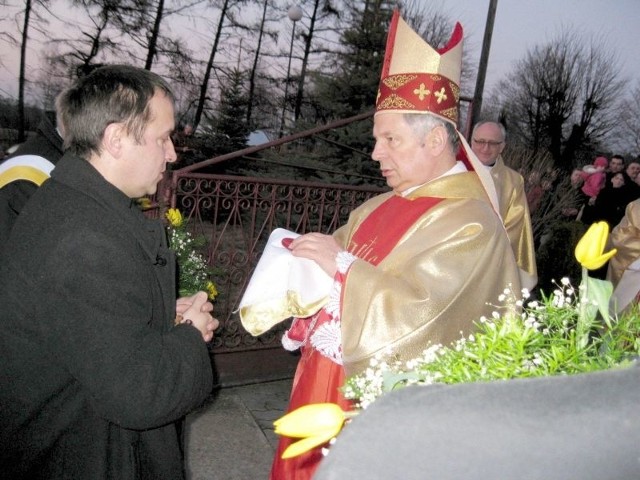 Ksiądz Wojciech Dobczyński, proboszcz parafii w Węgrzynie, przekazuje relikwię przywiezioną z Krakowa księdzu biskupowi Henrykowi Tomasikowi, ordynariuszowi diecezji radomskiej