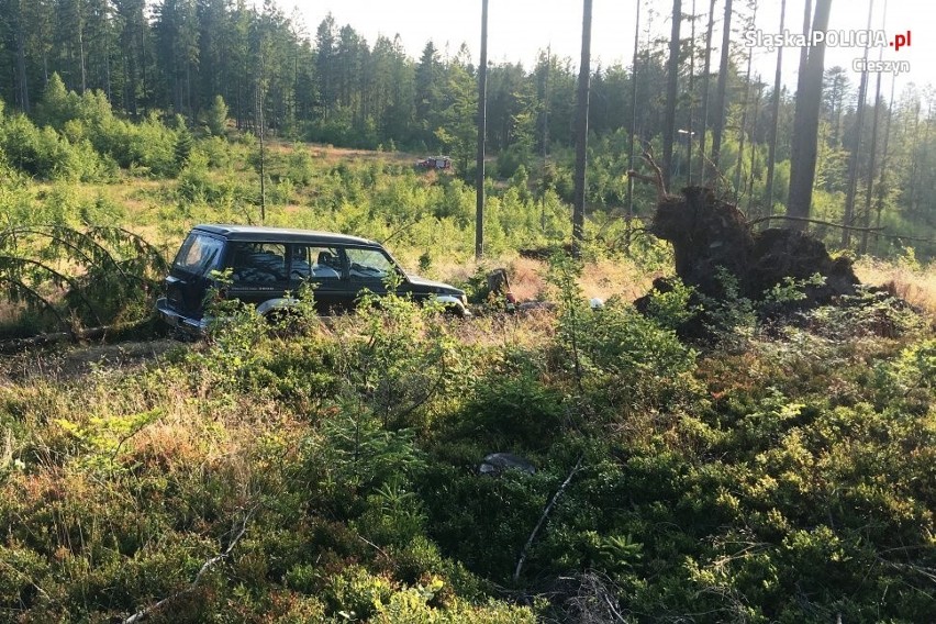 Wisła: Pijany kierowca wjechał terenówką do lasu i stoczył się ze skarpy ZDJĘCIA