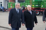 Narew. Jan Krzysztof Ardanowski wizytował Pronar. Minister rolnictwa odznaczył pracowników podlaskiej firmy i spotkał się z jej szefem 