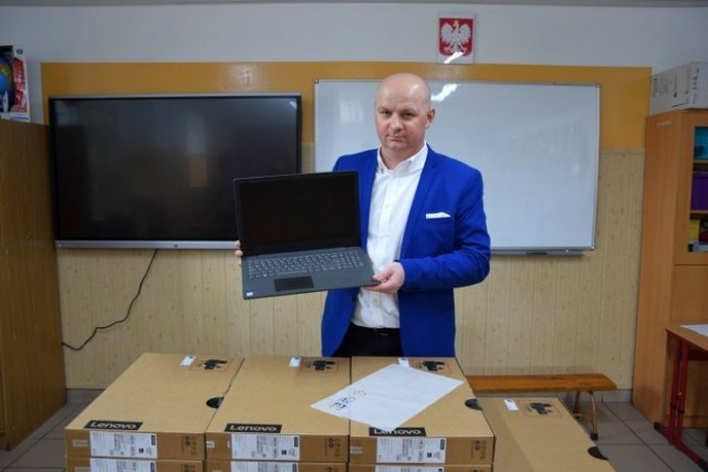 Burmistrz Andrzej Tuż przekazał laptopy do szkoły w Szydłowie i Solcu
