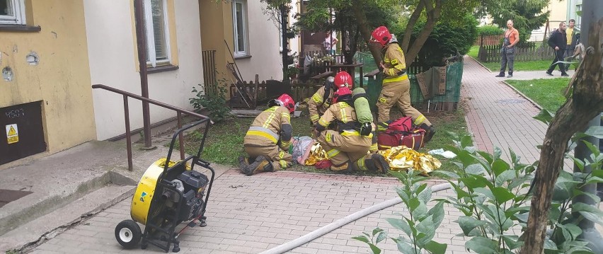 Białystok. Pożar w budynku przy ul. Barszczańskiej. W środku była nieprzytomna kobieta [ZDJĘCIA]