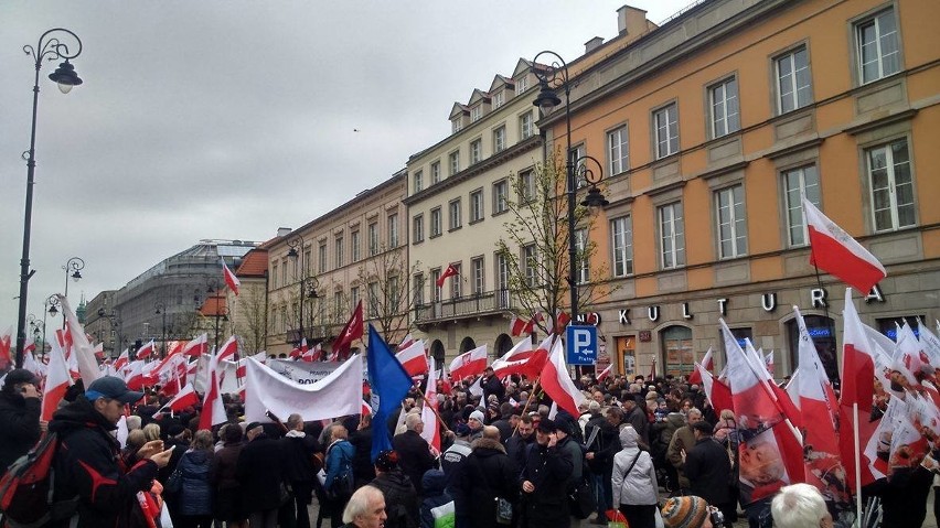 6. rocznica katastrofy smoleńskiej: Marsz pamięci na zakończenie uroczystości w Warszawie [ZDJĘCIA]