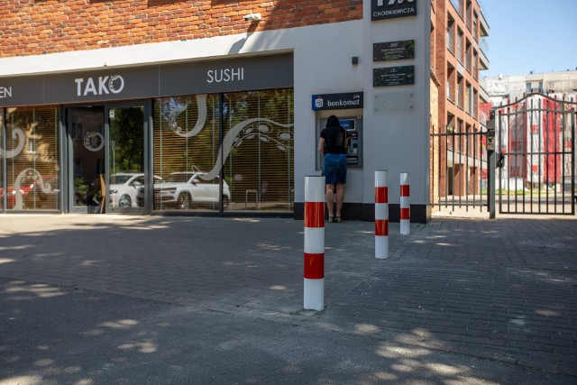 Gdy nie mogą podjechać pod drzwi cukierni, kierowcy parkują przy słupkach - denerwując tych, którzy chcą dostać się lub wyjść z terenu osiedla.