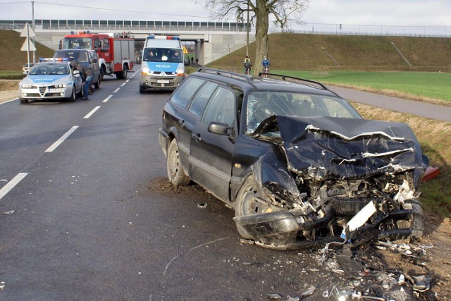 Wypadek śmiertelny na trasie Dowspuda - Raczki. W czołowym zderzeniu vw passata z toyotą rav 4zginął 62-letni mężczyzna.