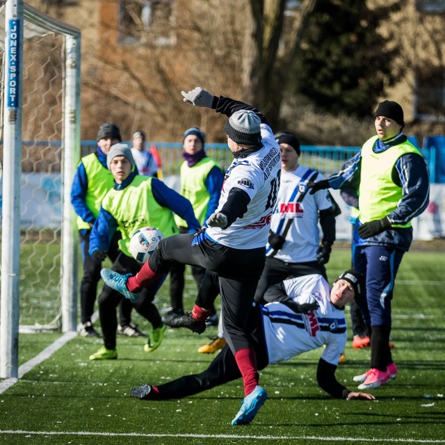 Zawisza Bydgoszcz zremisował w sobotę z Tartakiem Wudzyn 3:3 (2:3) w kolejnym meczu sparingowym. Bramki dla niebiesko-czarnych: Wojciech Ruczyński (13 - karny), Patryk Szymański (21), Sergiusz Kot (54). Ten ostatni nie wykorzystał rzutu karnego przy stanie 3:3. Zobacz zdjęcia ze stadionu przy ul. Słowiańskiej w Bydgoszczy >>> 