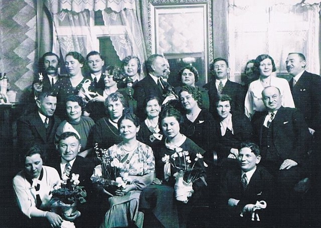 W saloniku babuni Zofii, przy ul. Knyszyńskiej często odbywały się takie spotkania towarzyskie, 1931 r.    