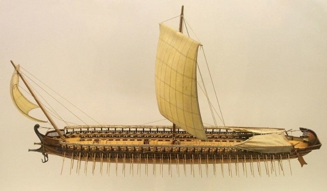 Pod Salaminą greckich trirem (na zdjęciu model takiego statku) było mniej niż perskich, ale miały lepiej wyszkolone załogi. Potwierdzało to starą jak świat tezę, że ilość nie musi iść w jakość