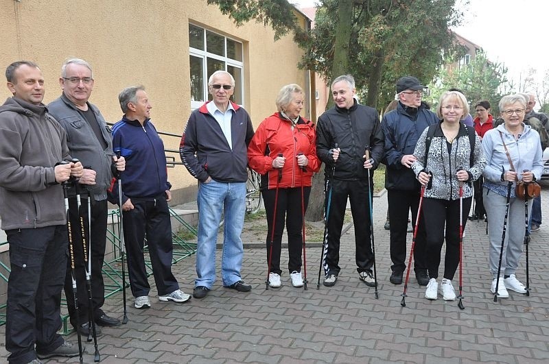 Pierwszy taki marsz w Końskich. Do uprawiania nordic walking zachęcały: przychodnia "Południowa" i "Echo Dnia"