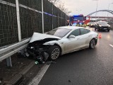 Wypadek w Katowicach. Na "zakręcie mistrzów" rozbiła się tesla ZDJĘCIA