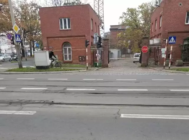Uszkodzone torowisko tramwajowe na Trzebnickiej we Wrocławiu.
