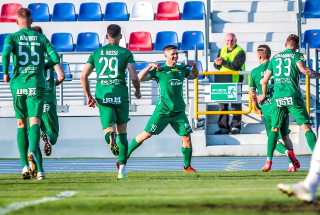 W meczu 32 kolejki Fortuna 1 Liga, Radomiak Radom pokonał Resovię Rzeszów 3:1.Radomiak - Resovia 3:1 (3:1).Bramki: 1:0 Karol Angielski 3, 1:1 Bartłomiej Kiełbasa 5, 2:1 Raphael Rossi 21, 3:1 Karol Angielski 45.Radomiak: Kochalski – Abramowicz, Rossi, Cichocki, Jakubik -Kaput, Karwot (73 Radecki) - Leandro (77 Mikita), Gąska (77 Sokół), Kozak - Angielski (89 Bogusz).W 3 minucie po strzale Mateusza Cichockiego, piłkę pod nogi Karola Angielskiego wybił bramkarz Resovii. Gracz Radomiaka strzałem z pierwszej piłki wpakował ją do siatki. Za kilka chwil padło wyrównanie. Na strzał zdecydował się Bartłomiej Kiełbasa, piłka po drodze odbiła się od nogi Damiana Jakubika i przelobowała naszego bramkarza Mateusza Kochalskiego.Szybko Radomiak odzyskał prowadzenie. Po zagraniu piłki z rzutu rożnego przez Damiana Gąskę, w polu karnym najwyżej wyskoczył Raphael Rossi i strzałem głową pokonał Pawła Łakotę. W 45 minucie mocnym strzałem popisał się Karol Angielski i futbolówka zatrzepotała w siatce.W drugiej po strzale z rzutu wolnego piłka trafiła w poprzeczkę. Były też inne okazje do podwyższenia wyniku, ale bardzo dobrze w rzeszowskiej bramce spisywał się Paweł Łakota.ZOBACZ ZDJĘCIA Z MECZU>>>