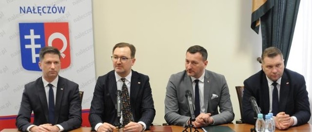 Od lewej: Sylwester Tułajew (poseł PiS), Sławomir Mazurek (wiceprezes NFOŚiGW), Wiesław Pardyka (burmistrz Nałęczowa) i Przemysław Czarnek (minister edukacji i nauki)