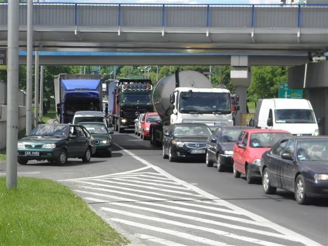 Ciężarówka przewożąca koparkę zahaczyła o barierę wysokości....