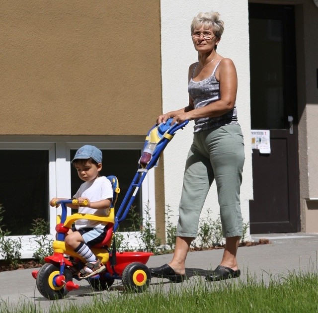 Pani Joanna, mieszkanka ul. Górnej, chodzi ze swoim wnukiem na plac zabaw znajdujący się kilka ulic dalej.