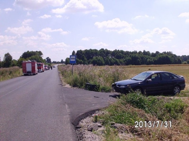 Renault rozbity w środowym wypadku w Rudzie Strawczyńskiej.