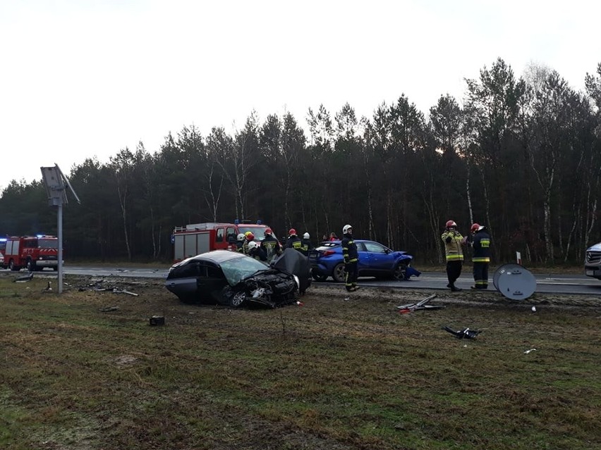 Czołowe zderzenie dwóch toyot na drodze Szczecin - Chociwel. Ranni kierowcy. Ruch wahadłowy ZDJĘCIA, WIDEO