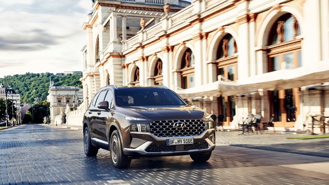 Hyundai Santa Fe Plig-in Hybrid Hyundai ogłosił wprowadzenie do oferty nowego Santa Fe Plug-in oraz nowych konfiguracji dla samochodów z rocznika produkcji 2021. Rozszerzono ofertę nowego Santa Fe o wersje plug-in hybrid, w tym wariant siedmioosobowy.Fot. Hyundai