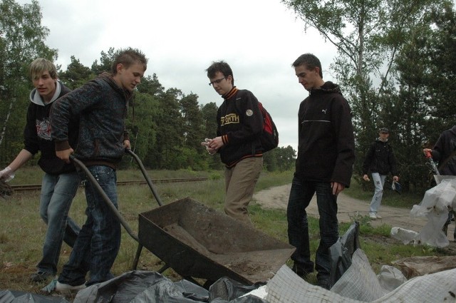 Najbardziej w sprzątanie dzielnicy zaangażowała się młodzież z Zespołu Szkół Technicznych i Licealnych i Zespołu Szkół Tekstylno - Handlowych.