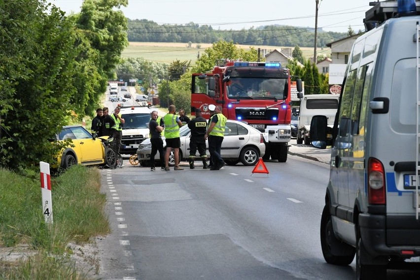 Groźny wypadek w Masłowie. Ucierpiał 62-letni kierowca
