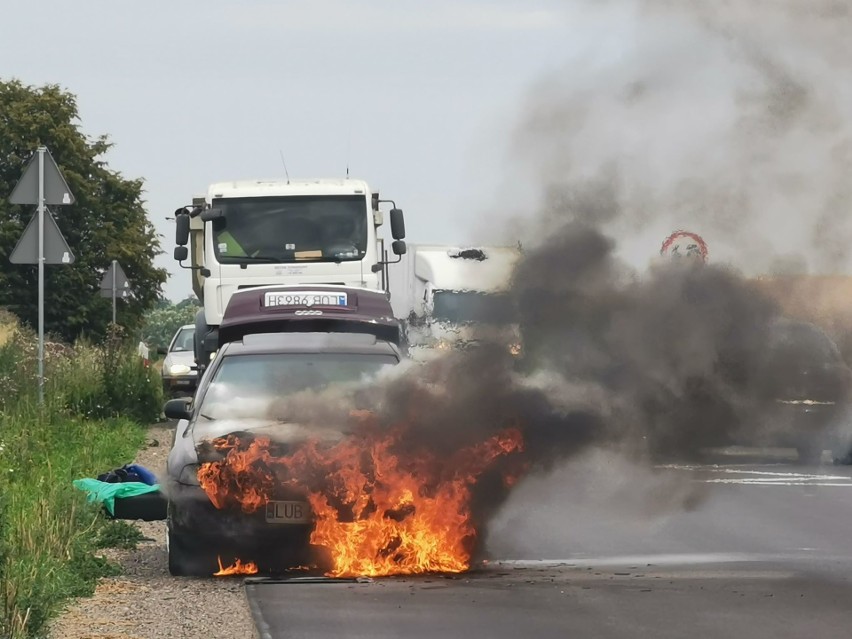 Na poboczu płonie Audi A4