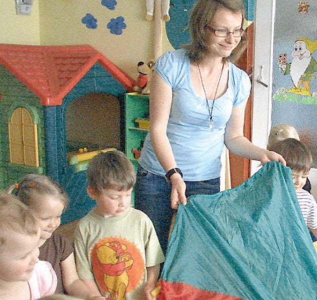 Aleksandra Jesionowska często bawi się z dziećmi kolorową...