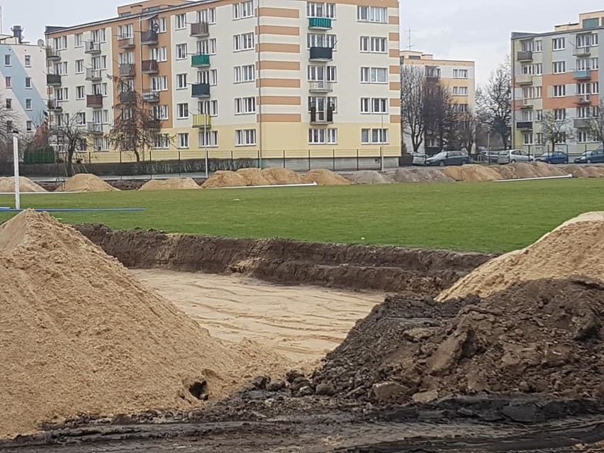 Ostrów Mazowiecka. Przebudowa stadionu miejskiego. 18.03.2020. Zobaczcie zdjęcia