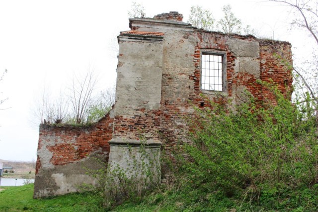 Zamek był czworobokiem, stał na wzgórzu otoczonym fosą. Prowadził do niego zwodzony most. Nie powstrzymało to Stadnickiego.