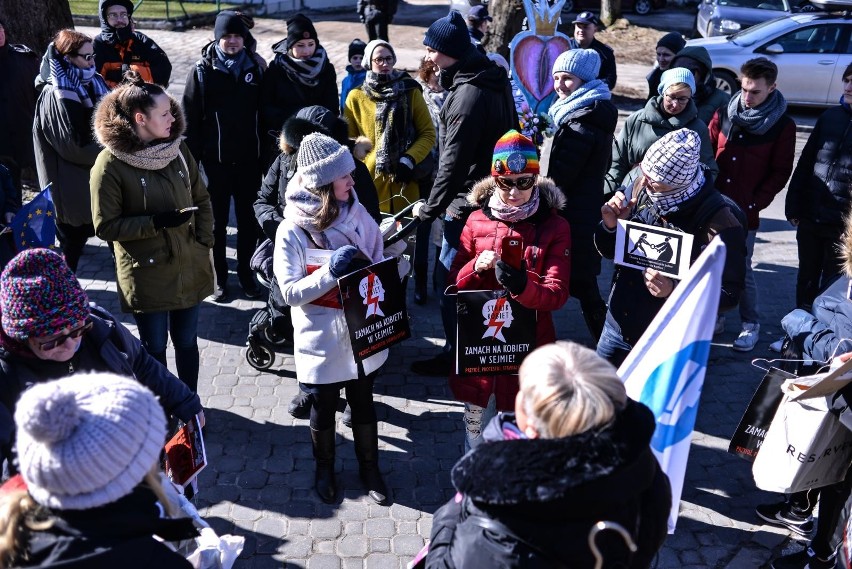Pikiety przed kurią w Gdańsku Oliwie. Protestowały przeciwko zaostrzeniu przepisów antyaborcyjnych [zdjęcia]