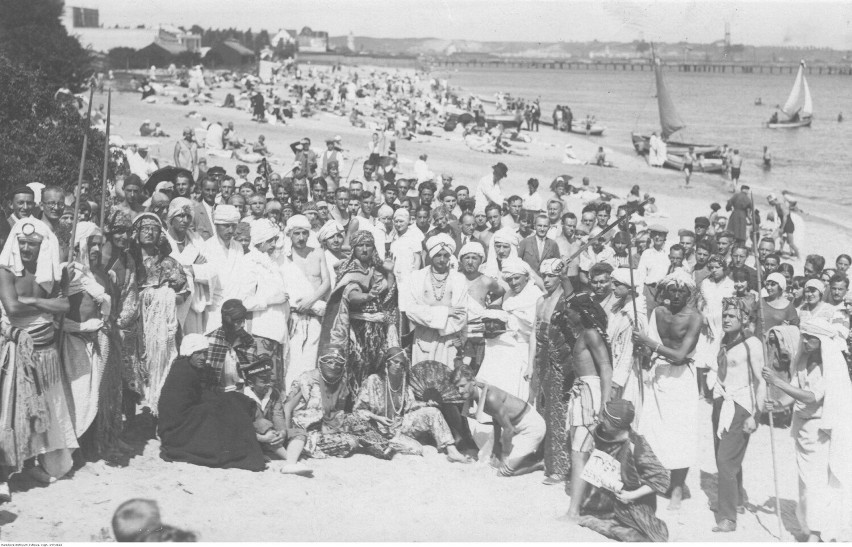 Bal kostiumowy na plaży w Gdyni. 1927 rok.