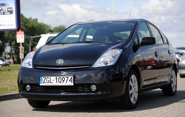 Chociaż Toyoty Prius jeżdżą po naszych drogach już od kilku lat lat, wciąż wywołują zdziwienie na ulicach