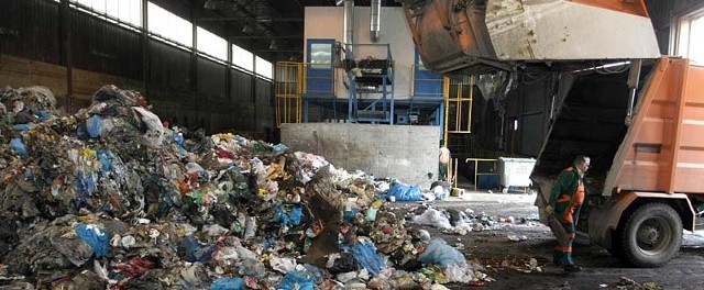 Śmieci przywożone do sortowni przy ul. Ciepłowniczej w Rzeszowie są już segregowane. W przyszłości m.in. liście i resztki żywności będą przerabiane na kompost i biogaz.