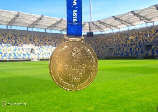 Wielki gest Rafała Siemaszki, napastnika Arki Gdynia. Wystawił na licytację medal za zdobycie Pucharu Polski, aby pomóc chorej dziewczynce