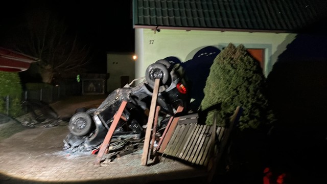 Samochód wylądował "do góry nogami" na posesji w miejscowości Szlachta. Są osoby poszkodowane. Zdjęcia