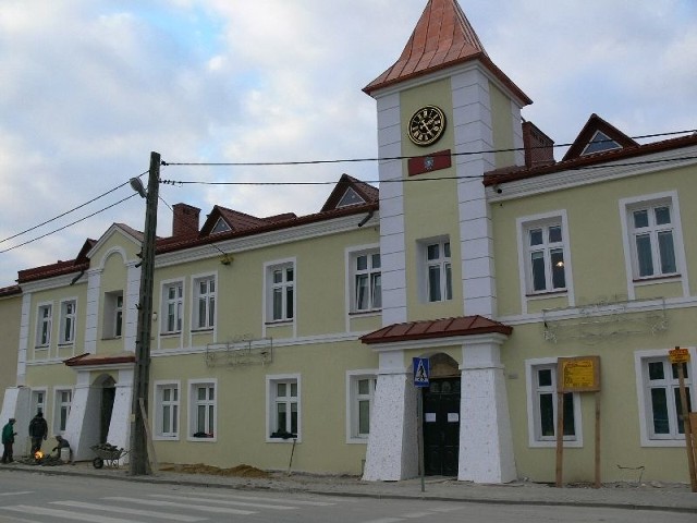 W ramach remontu budynku urzędu miasta i gminy w Baranowie Sandomierskim odnowiona została elewacja, a na frontowej ścianie pojawiły się nowe elementy, w tym zegar.