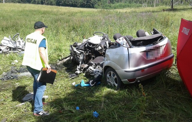 Kalskie Nowiny - Stręgiel: Wypadek śmiertelny. Ford focus uderzył w drzewo