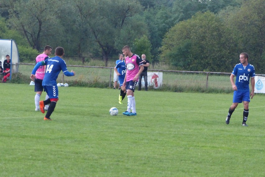 Regionalny Puchar Polski. Ostra gra, dużo kartek i wygrana Polonii Białogon Kielce z UKS Baćkowice 2:1 [AKTUALIZACJA, WIDEO, ZDJĘCIA] 