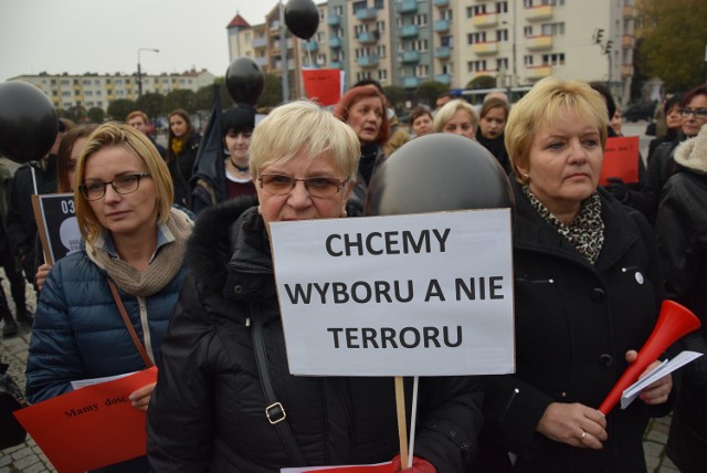 Czarny Protest w Gorzowie. W poniedziałek, 24 października, koło katedry protestowało około 150 osób.