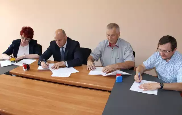 Porozumienie podpisują sekretarz powiatu Mirosława Daśko, starosta Robert Bednarz i przedstawiciele wykonawcy robót.