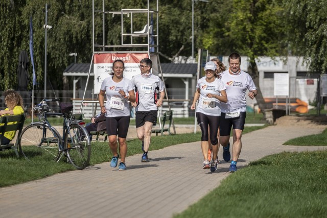 W tym roku z uwagi na koronawirusa bieg Poland Business Run odbył się w innej formule. 5-osobowe zespoły ścigały się tylko w niewielkich grupkach i różnych lokalizacjach. Nie zmienił się cel biegu, czyli wsparcie osób po amputacjach kończyn i z różnymi schorzeniami ruchu. W Poznaniu biegaczy w niedzielę, 6 września można było spotkać m. in. nad jeziorem Rusałka.Zobaczcie zdjęcia ----> 