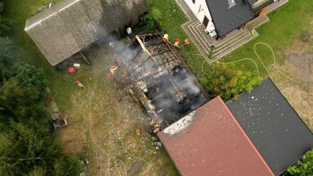 Pożar wybuchł w budynku gospodarczym przy ulicy Gołębiowskiej w Radomiu.
